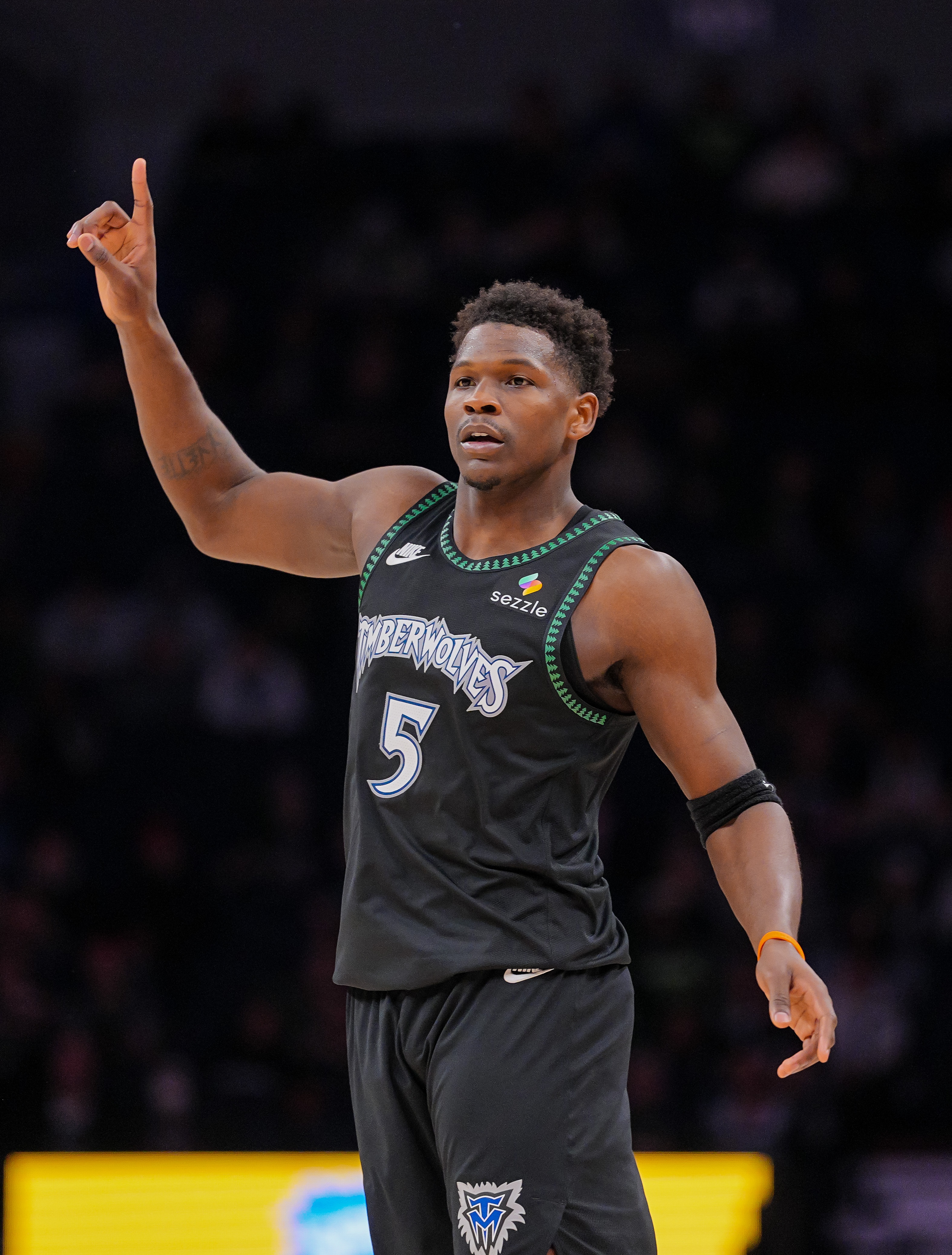 Kaiyun sports-攻防俱佳！爱德华兹半场13中8&amp;三分5中3 砍下21分并有4次抢断